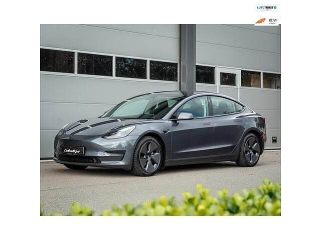 Grijs Gebruikt 2022 Tesla Model 3 Standard Range Sedan | € 25.950 (Eerlijke prijs) - Afbeelding 1/4
