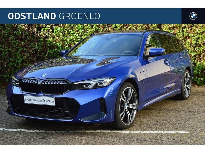 Blauw Gebruikt 2024 BMW 330e M Sport Stationwagen | € 49.900 (Goede deal) - Afbeelding 1/4