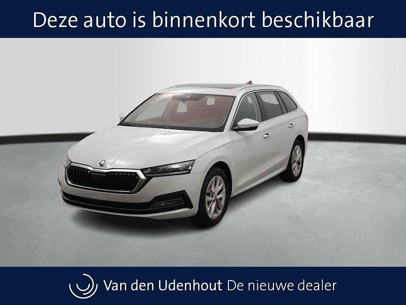 Wit (parellak) Occasion 2022 Skoda Octavia Business Line Stationwagen | € 26.850 (Iets duurder) - Afbeelding 1/4