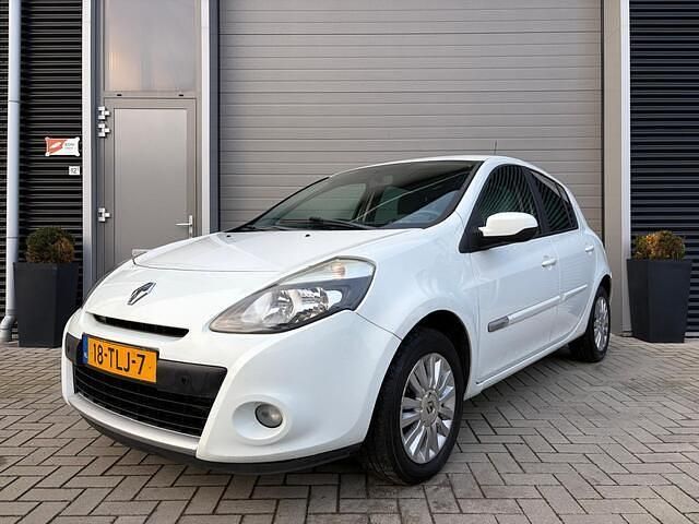 Wit Occasion 2012 Renault Clio IV Collection Hatchback | € 4.950 (Eerlijke prijs) - Afbeelding 1/4
