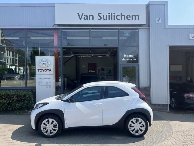Wit Gebruikt 2024 Toyota Aygo Play Hatchback | € 17.500 (Eerlijke prijs) - Afbeelding 1/4