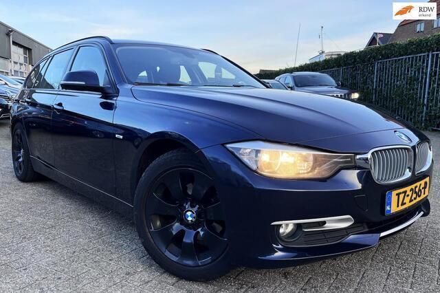 Blauw, metallic lak Gebruikt 2014 BMW 318 Executive Stationwagen | € 5.950 (Eerlijke prijs) - Afbeelding 1/4