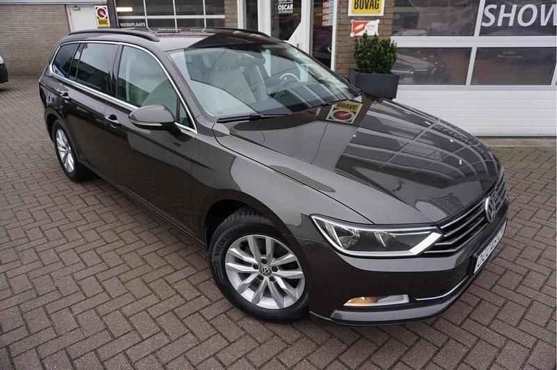 Bruin Gebruikt 2018 VW Passat Comfortline Premium Stationwagen | € 15.785 (Goede deal) - Afbeelding 1/4