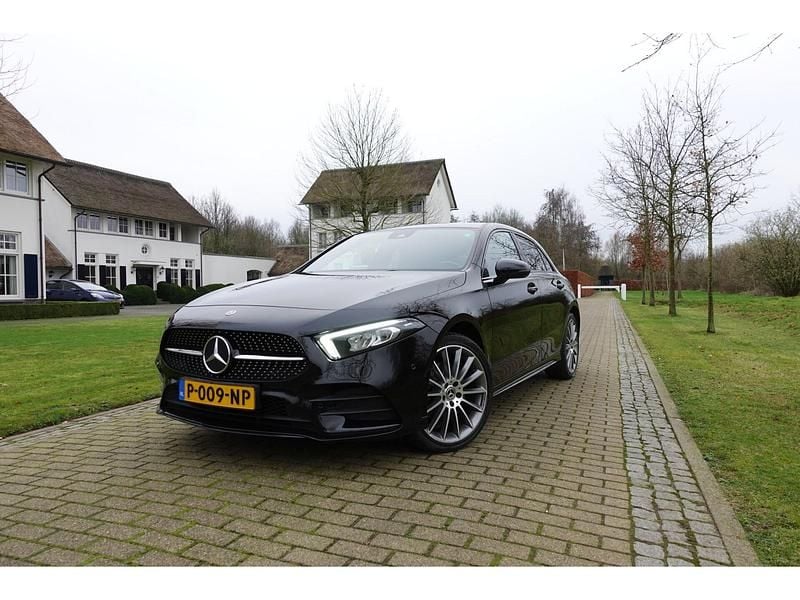 Zwart Gebruikt 2020 Mercedes A250 Premium Plus Hatchback | € 25.950 (Eerlijke prijs) - Afbeelding 1/4