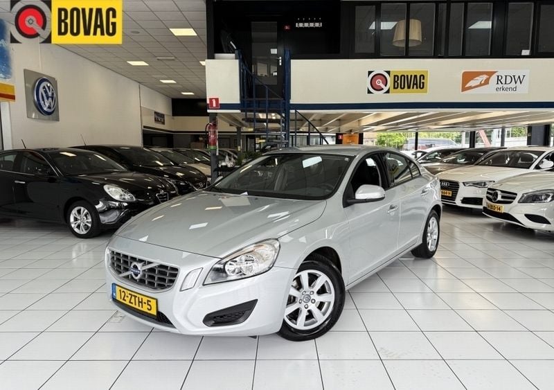 Grijs Gebruikt 2013 Volvo S60 Kinetic Sedan | € 14.150 - Afbeelding 1/4