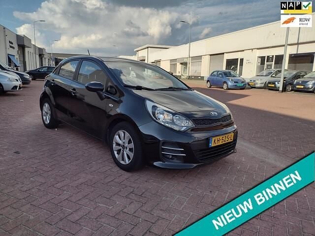 Zwart Gebruikt 2016 Kia Rio Hatchback | € 3.999 (Super prijs) - Afbeelding 1/4