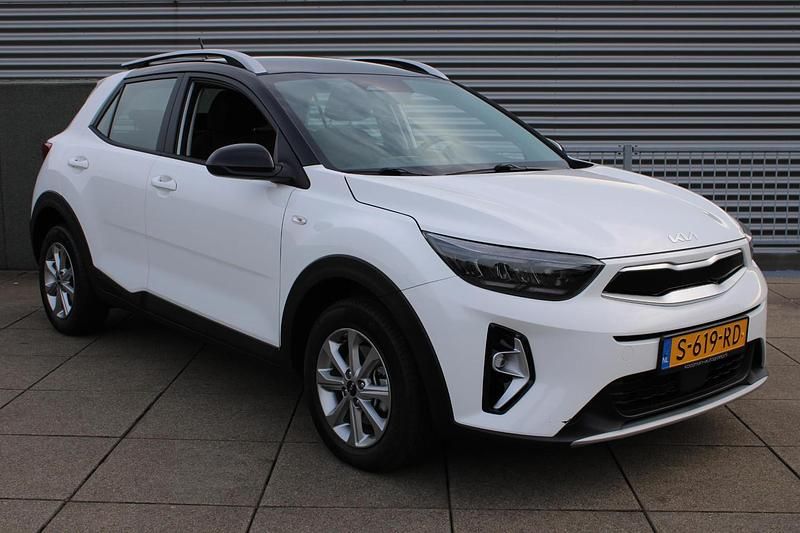 Occasion Kia Stonic 101 PK (74 kW) 2023 Clear white/black s SUV