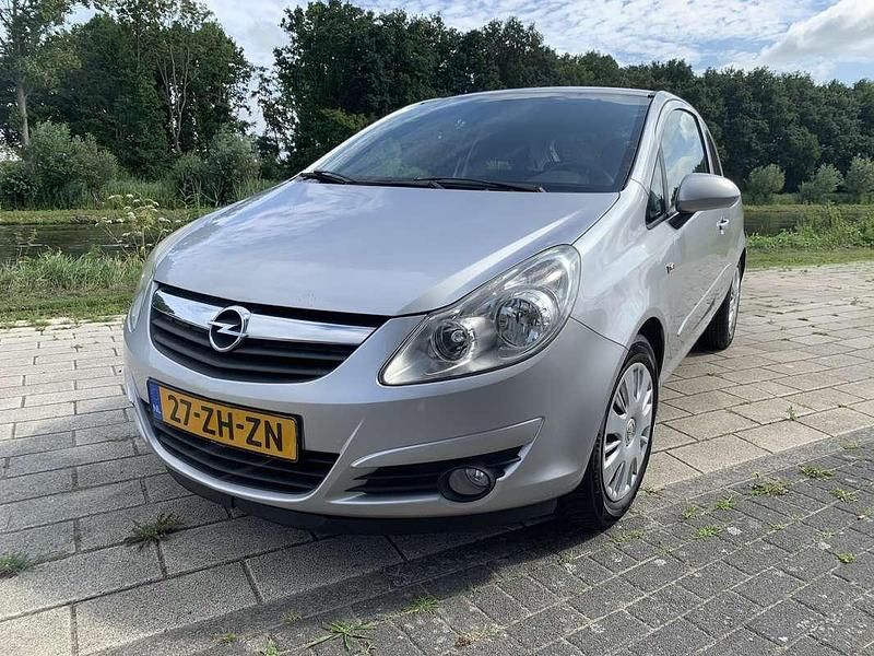 Grijs Gebruikt 2008 Opel Corsa Enjoy MPV | € 2.450 (Goede deal) - Afbeelding 1/4