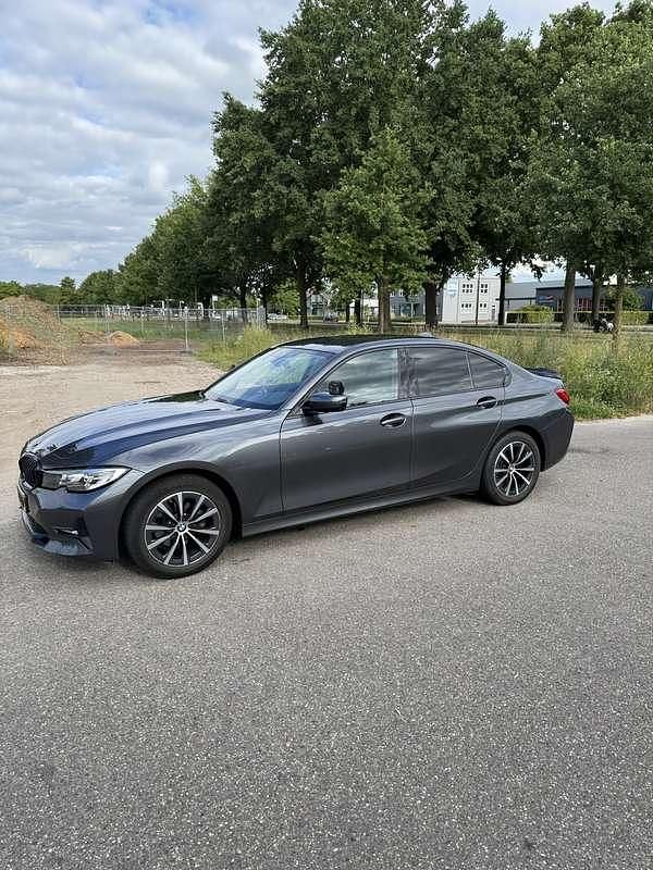 Grijs Gebruikt 2019 BMW 318 Executive Sedan | € 18.500 (Eerlijke prijs) - Afbeelding 1/4