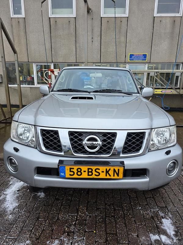 Grijs (metallic) Occasion 2005 Nissan Patrol Comfort SUV | € 13.500 - Afbeelding 1/4