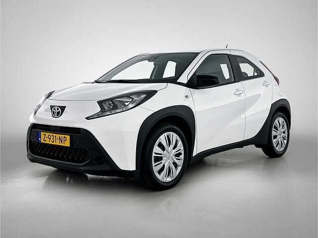 Wit Gebruikt 2024 Toyota Aygo Play Hatchback | € 17.294 (Eerlijke prijs) - Afbeelding 1/4