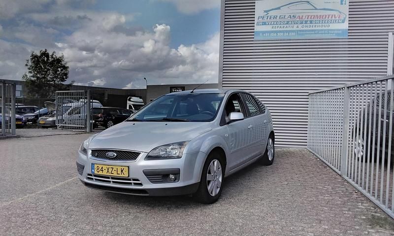 Zilver (metallic) Gebruikt 2007 Ford Focus Ambiente Hatchback | € 2.250 (Eerlijke prijs) - Afbeelding 1/4