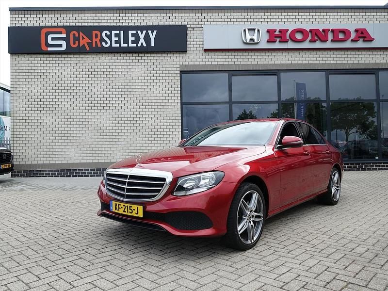 Rood Occasion 2016 Mercedes E200 Sedan | € 22.500 (Super prijs) - Afbeelding 1/4