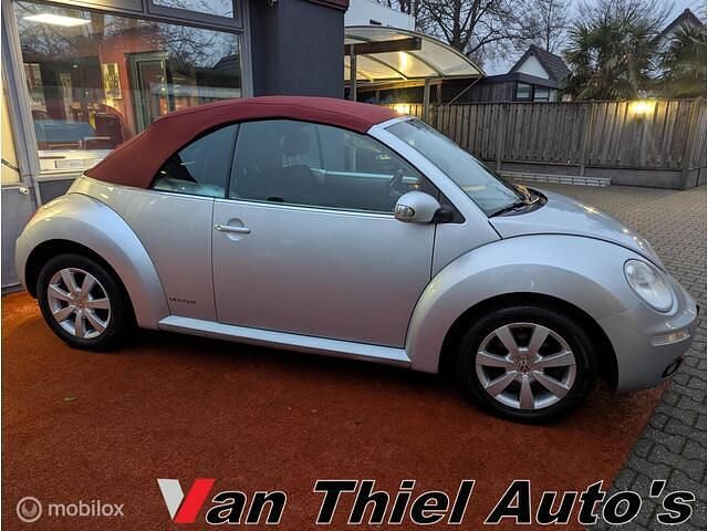 Grijs (metallic) Gebruikt 2009 VW Beetle Highline Cabriolet | € 5.850 (Iets duurder) - Afbeelding 1/4