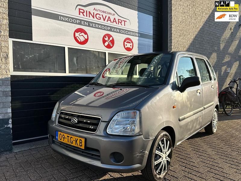 Grijs Gebruikt 2006 Suzuki Wagon R+ Stationwagen | € 1.249 (Eerlijke prijs) - Afbeelding 1/4