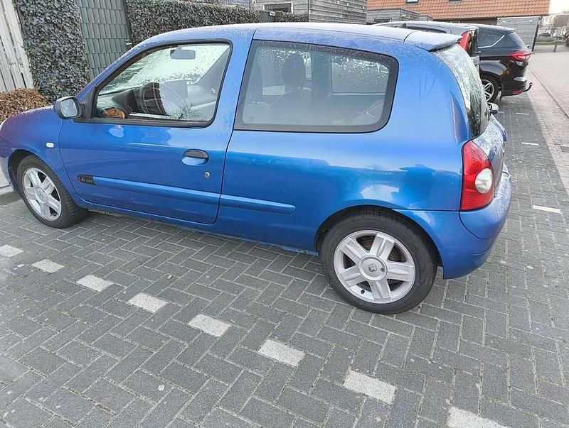 Blauw Gebruikt 2005 Renault Clio II Hatchback | € 999 (Eerlijke prijs) - Afbeelding 1/4