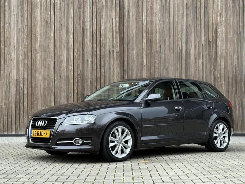 Grijs Gebruikt 2011 Audi A3 Sportback Hatchback | € 5.950 (Eerlijke prijs) - Afbeelding 1/4