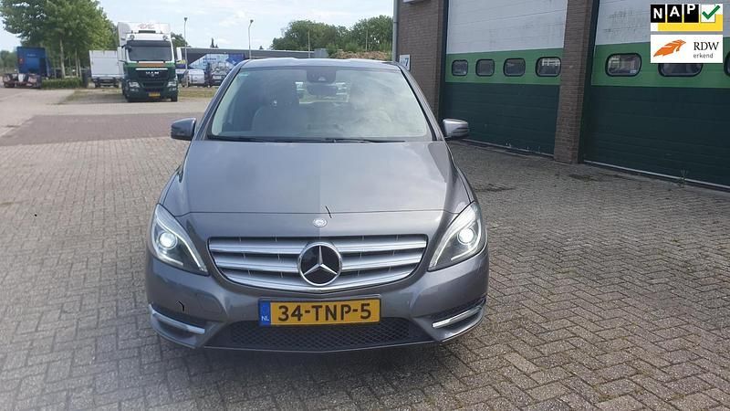 Grijs Gebruikt 2012 Mercedes B200 Ambition MPV | € 9.950 (Goede deal) - Afbeelding 1/4