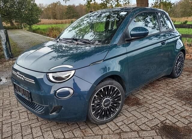 Groen (metallic) Gebruikt 2023 Fiat 500e La Prima Hatchback | € 20.950 (Eerlijke prijs) - Afbeelding 1/4