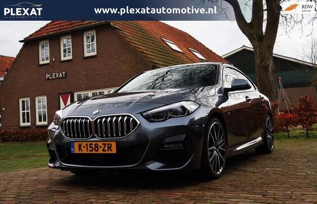 Grijs, metallic lak Gebruikt 2021 BMW 218 Executive Coupé | € 25.845 (Eerlijke prijs) - Afbeelding 1/4