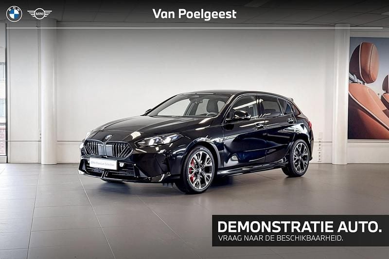 Black sapphire metallic Gebruikt 2025 BMW 120 M Sport Hatchback | € 41.900 (Super prijs) - Afbeelding 1/4