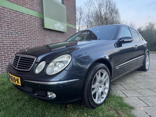 Zwart (metallic) Occasion 2003 Mercedes E200 Sedan | € 5.995 (Eerlijke prijs) - Afbeelding 1/4