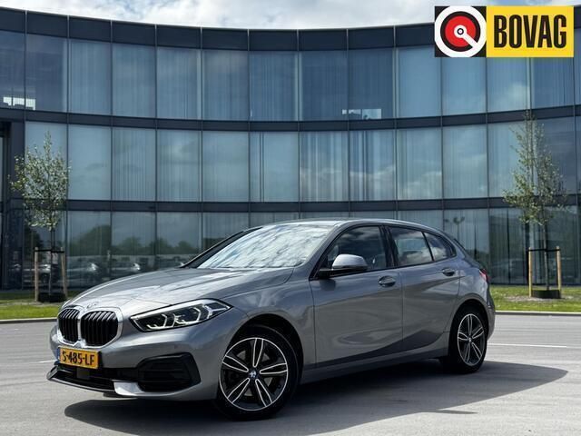 Grijs Gebruikt 2023 BMW 118 Basis Hatchback | € 27.880 (Eerlijke prijs) - Afbeelding 1/4