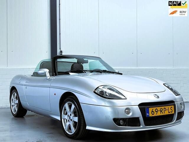 Grijs (metallic) Occasion 2005 Fiat Barchetta Emotion Cabriolet | € 4.950 (Goede deal) - Afbeelding 1/4