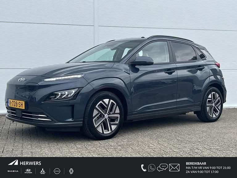 Dark teal metallic (donker blauw) Occasion 2021 Hyundai Kona GO! SUV | € 19.935 (Eerlijke prijs) - Afbeelding 1/4