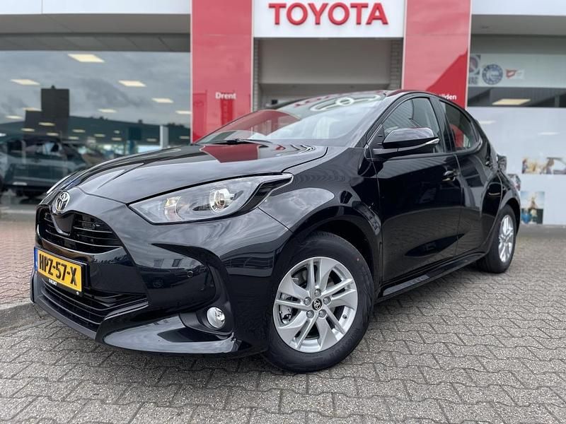 Zwart Nieuw 2025 Toyota Yaris Active Hatchback | € 26.200 (Eerlijke prijs) - Afbeelding 1/4
