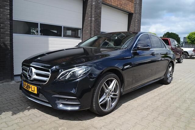 Zwart Gebruikt 2018 Mercedes E350 AMG line Sedan | € 24.900 - Afbeelding 1/4