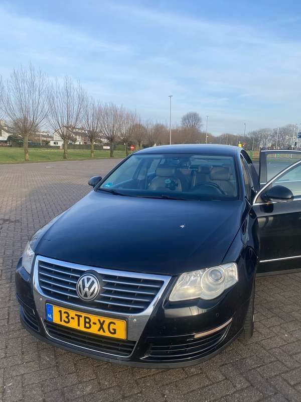Zwart Gebruikt 2006 VW Passat Highline Sedan | € 2.000 (Goede deal) - Afbeelding 1/4