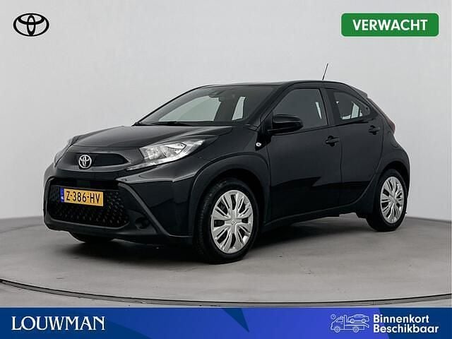 Zwart Gebruikt 2024 Toyota Aygo Play Hatchback | € 19.995 (Goede deal) - Afbeelding 1/4