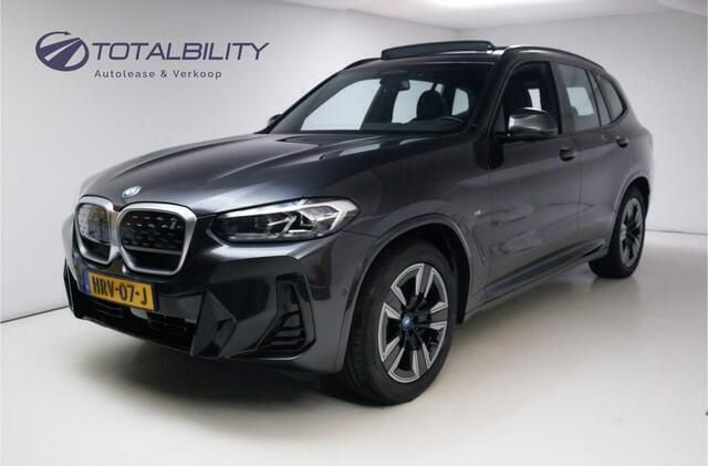 Grijs, metallic lak Gebruikt 2023 BMW iX3 Executive SUV | € 48.950 (Goede deal) - Afbeelding 1/4