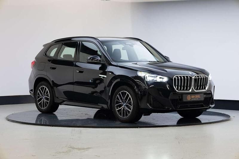 Zwart Gebruikt 2024 BMW X1 M Sport SUV | € 46.950 (Eerlijke prijs) - Afbeelding 1/4
