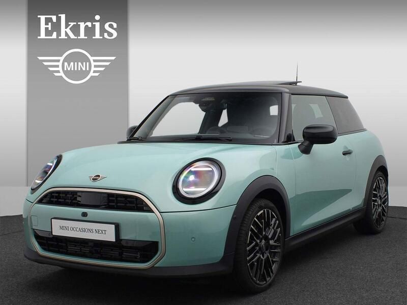Groen Gebruikt 2024 Mini Cooper Favoured Hatchback | € 33.695 - Afbeelding 1/4