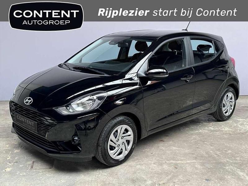 Zwart metallic Occasion 2024 Hyundai i10 Comfort Hatchback | € 13.940 (Goede deal) - Afbeelding 1/4