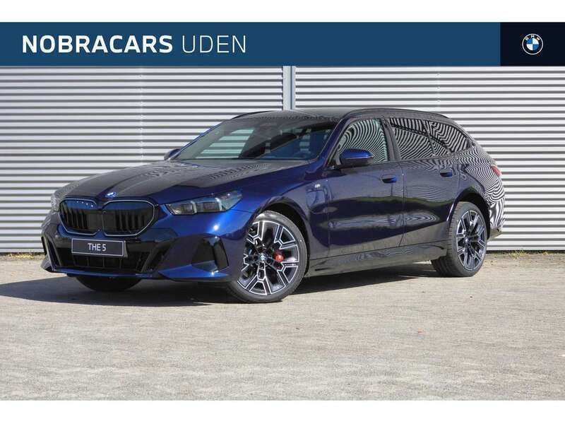 Blauw Nieuw 2025 BMW 530e M Sport Stationwagen | € 95.236 (Duur) - Afbeelding 1/4