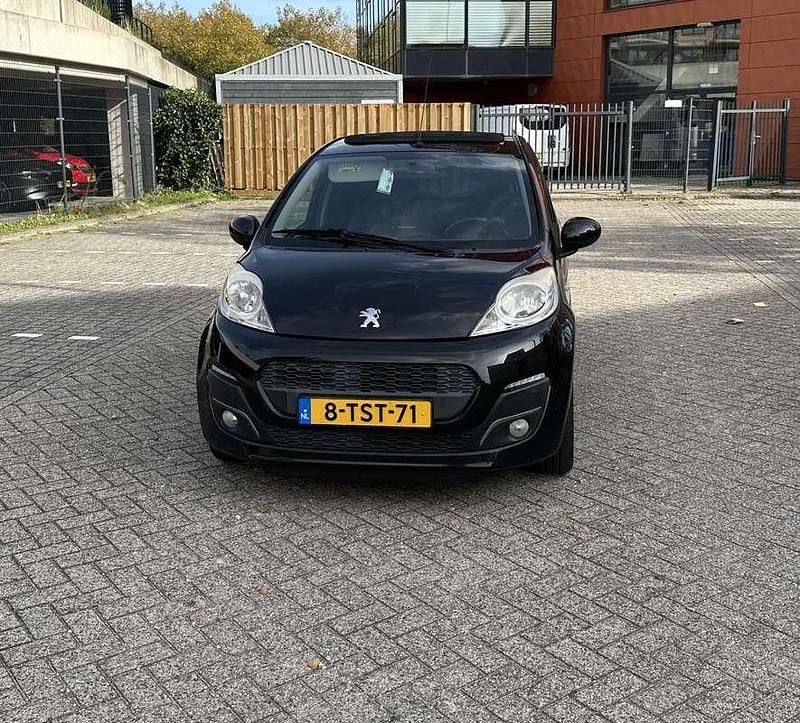 Zwart Gebruikt 2014 Peugeot 107 Envy Hatchback | € 4.200 (Eerlijke prijs) - Afbeelding 1/4