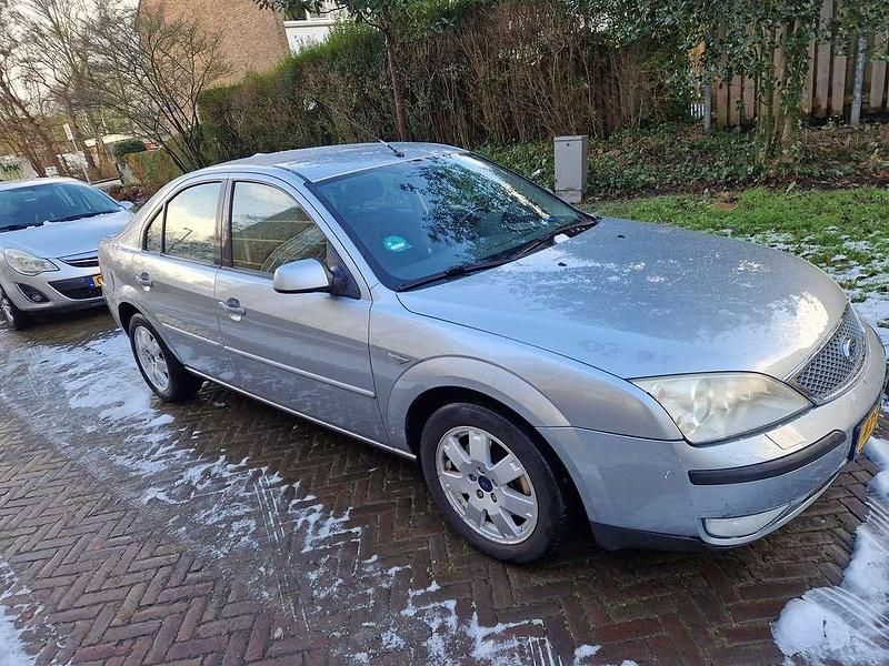 Zilver Occasion 2004 Ford Mondeo Futura Sedan | € 1.700 (Eerlijke prijs) - Afbeelding 1/4