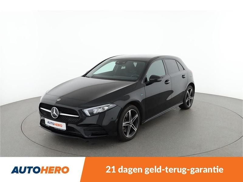 Zwart Gebruikt 2020 Mercedes A250 AMG line Hatchback | € 25.749 (Super prijs) - Afbeelding 1/4