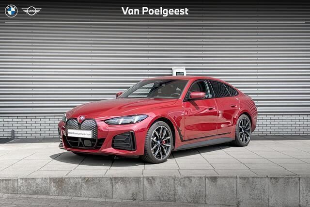Fire rot metallic (rood metallic) Gebruikt 2024 BMW i4 M Sport Sedan | € 54.900 (Goede deal) - Afbeelding 1/4