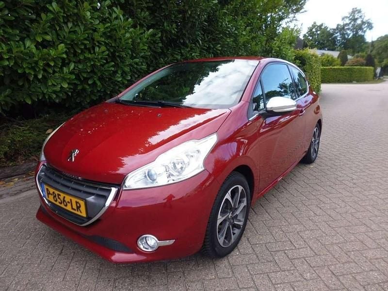 Rood Gebruikt 2013 Peugeot 208 Allure Hatchback | € 6.650 (Iets duurder) - Afbeelding 1/4