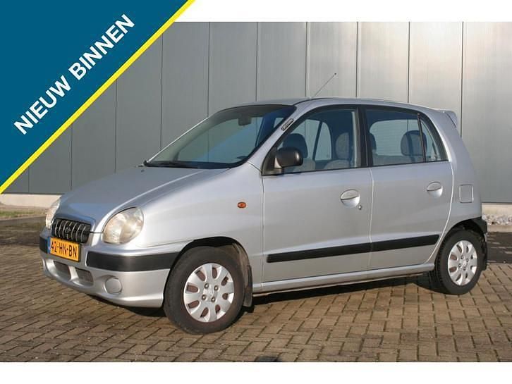 Grijs (metallic) Gebruikt 2001 Hyundai Atos Hatchback | € 949 (Eerlijke prijs) - Afbeelding 1/4