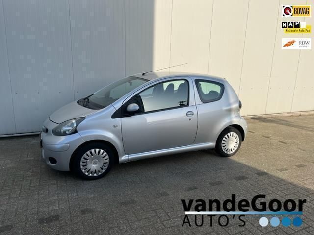 Grijs, metallic lak Gebruikt 2011 Toyota Aygo Cool Hatchback | € 3.450 (Eerlijke prijs) - Afbeelding 1/4