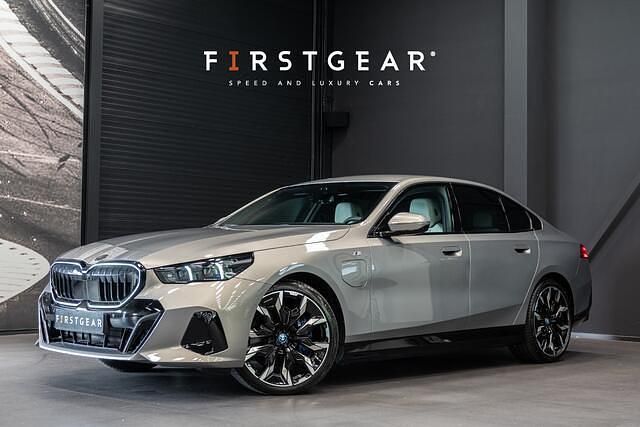 Grijs Gebruikt 2025 BMW 550e M Sport Sedan | € 89.900 (Iets duurder) - Afbeelding 1/4