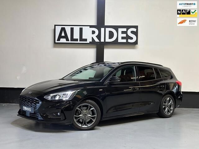 Zwart, metallic lak Gebruikt 2019 Ford Focus ST-Line Stationwagen | € 16.450 (Goede deal) - Afbeelding 1/4