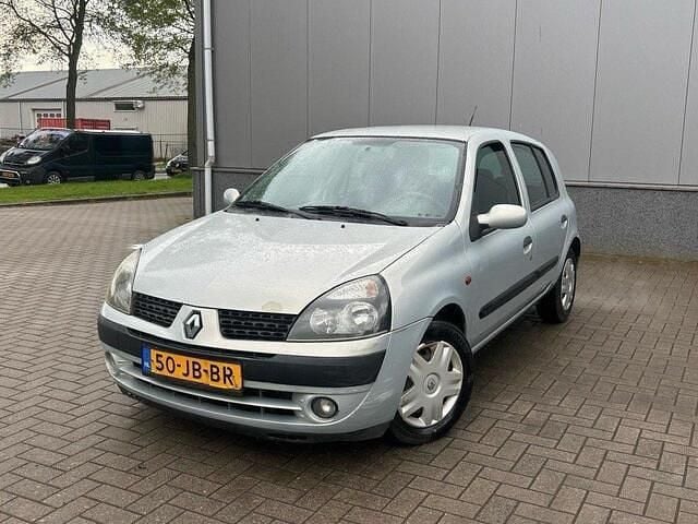 Grijs Gebruikt 2002 Renault Clio II Hatchback | € 1.650 (Eerlijke prijs) - Afbeelding 1/4