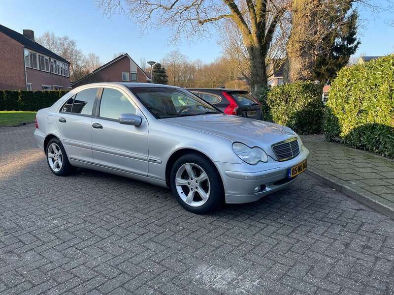 Grijs Gebruikt 2003 Mercedes C180 Sedan | € 3.100 (Iets duurder) - Afbeelding 1/4