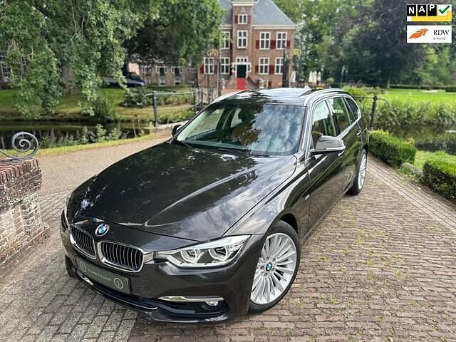 Bruin Gebruikt 2018 BMW 330 Executive Stationwagen | € 21.444 (Eerlijke prijs) - Afbeelding 1/4